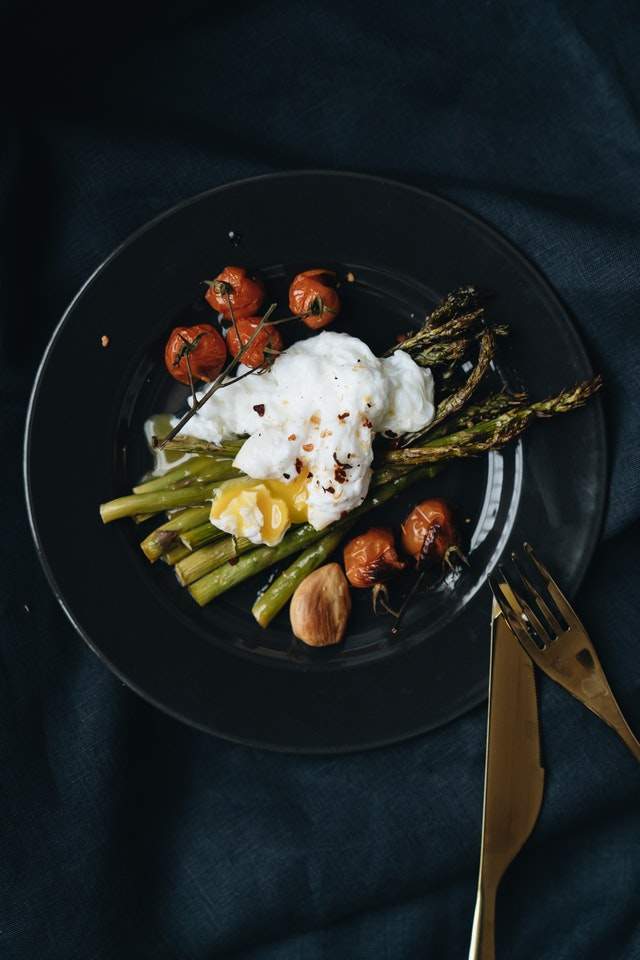 Gegrilde asperges met een gepocheerd ei