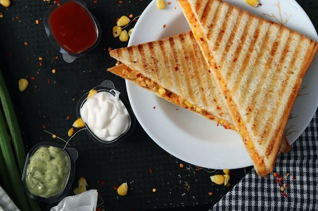 Sanduíche de queijo grelhado e milho doce