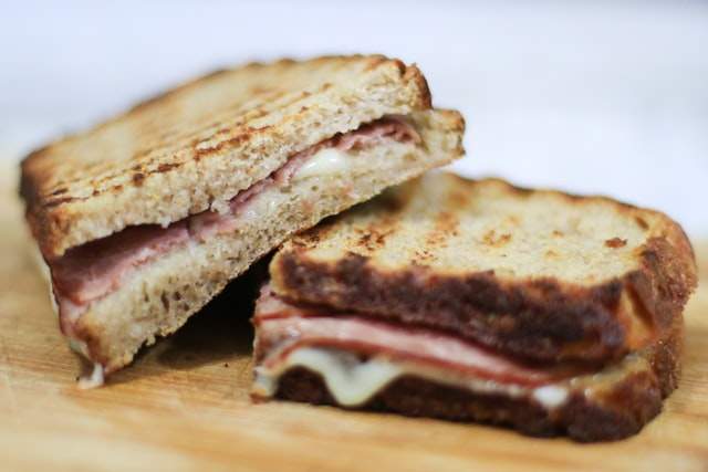 Gegrillter Schinken und Käse klassisch