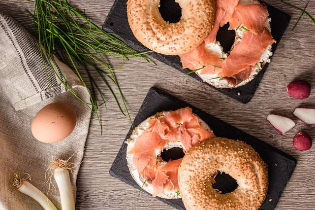 Bagel met gerookte zalm