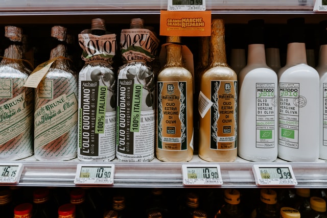 Bouteilles d'huile d'olive au supermarché