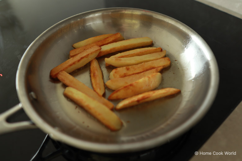 Pommes frites in der Bratpfanne