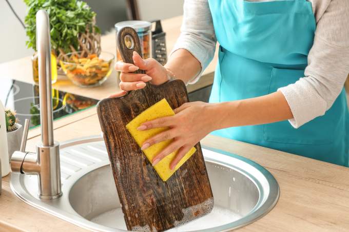 Limpieza de una tabla de cortar de madera