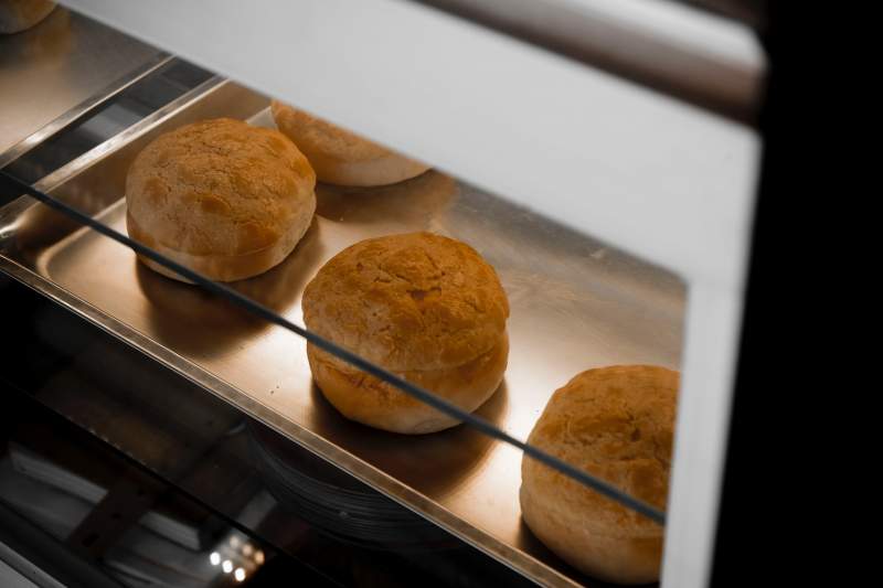 Bagning af kartoffelbrød i en aluminiumsbakkeplade